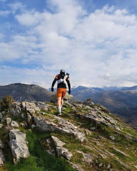 @boulle065 out in Lourdes France with views of the Pyrenees Mountains, making it a beautiful destination for trail lovers ⛰️🏃🏻

#mountainrunning 
#ugokuprojects 
#trailandultra 
#mountainvibes